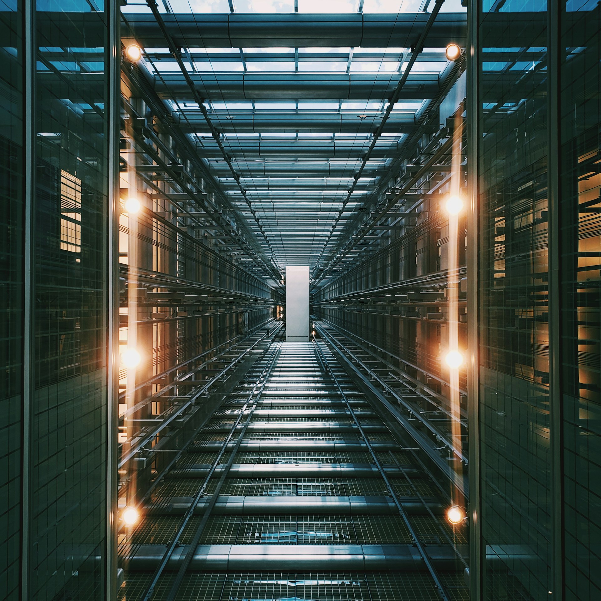 Ein Server-Rack mit leuchtenden Status-LEDs und Kabeln, das eine stabile technische Infrastruktur symbolisiert.